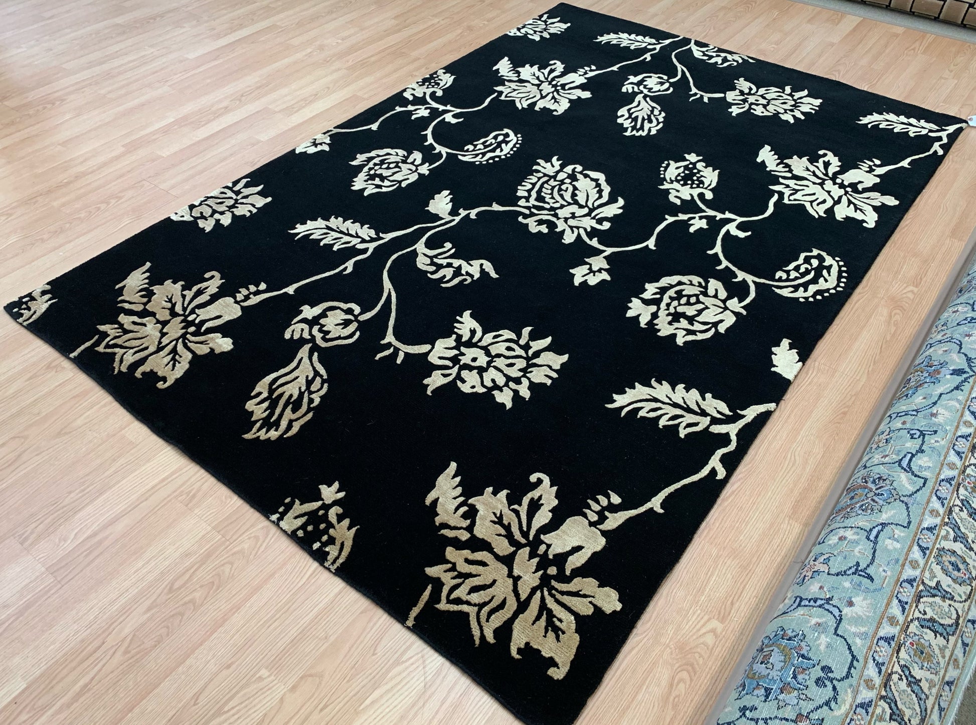 Hand-Knotted Wool and Silk Black/Gold Floral Rug (6'x9')