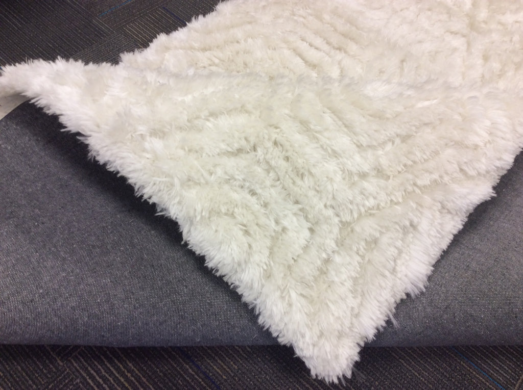 Hand Tufted Polyester Carved Ivory Shag Rug (5'x8')