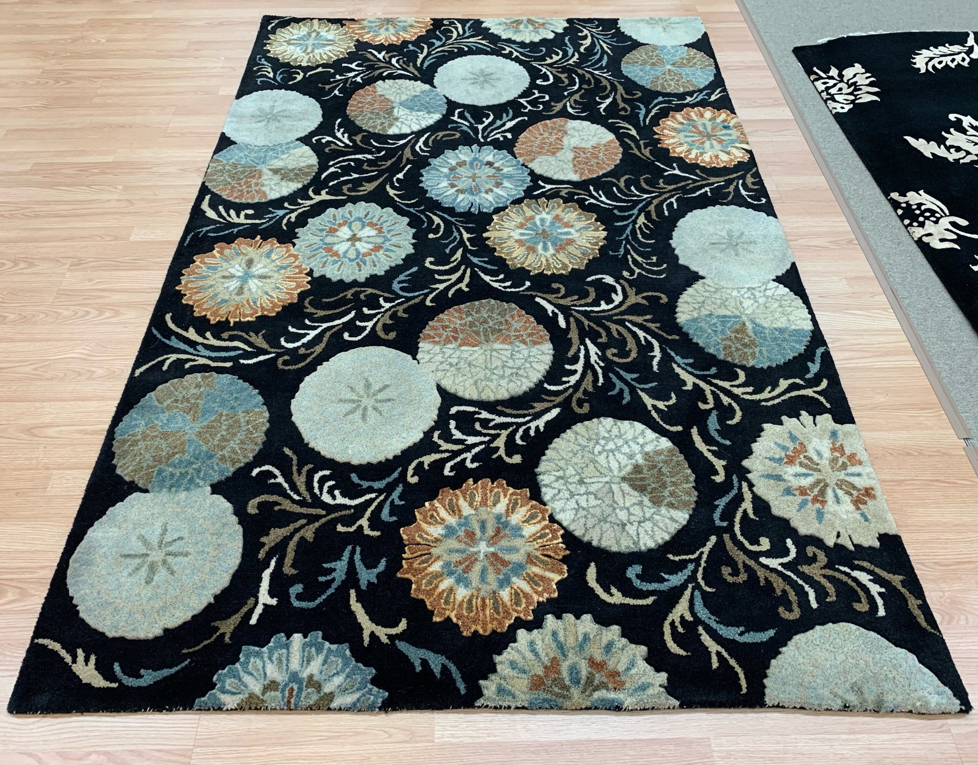 Hand Tufted Wool and Silk Black Medallions Rug (5x8)