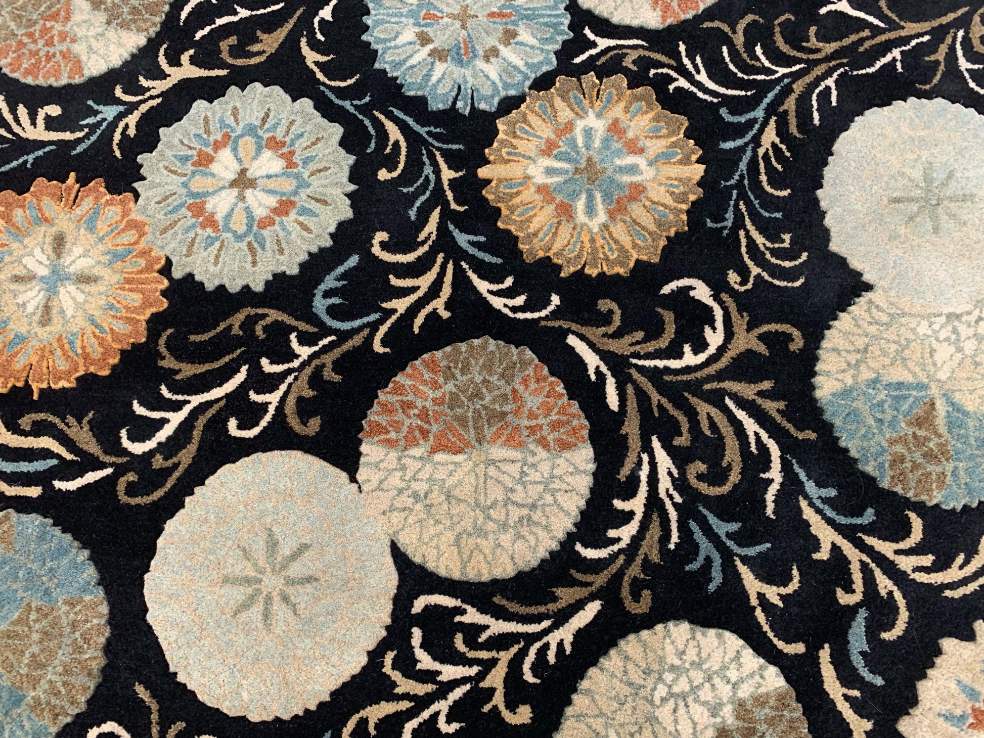 Hand Tufted Wool and Silk Black Medallions Rug (5x8)