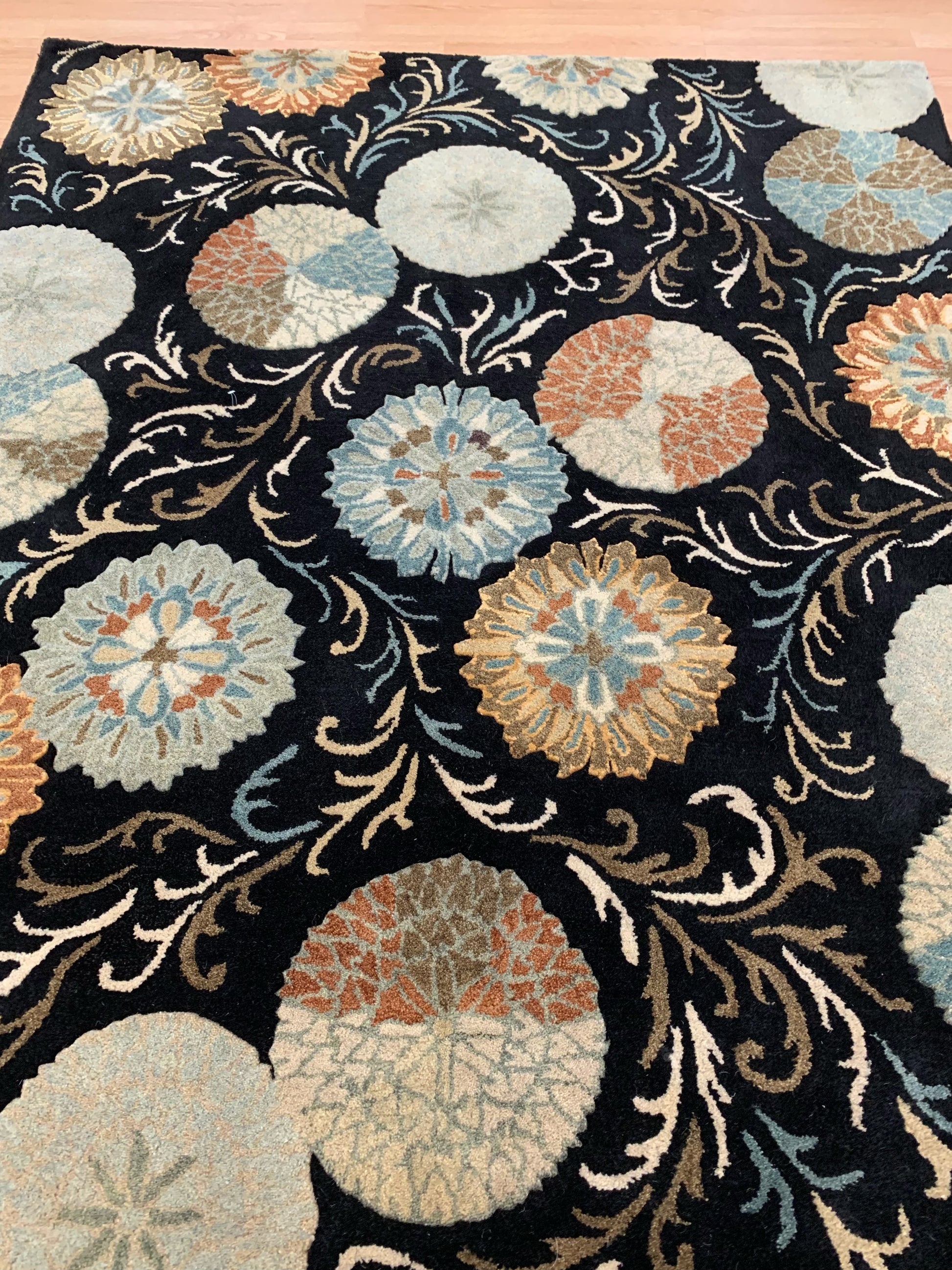 Hand Tufted Wool and Silk Black Medallions Rug (5x8)