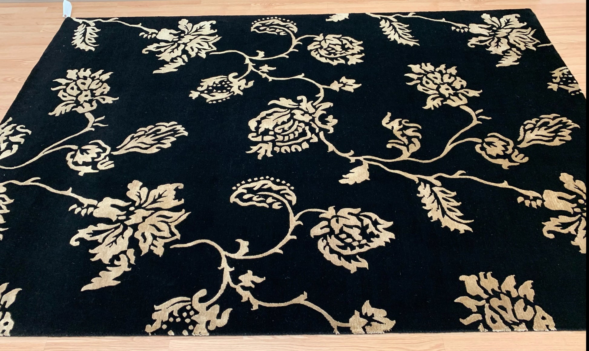 Hand-Knotted Wool and Silk Black/Gold Floral Rug (6'x9')