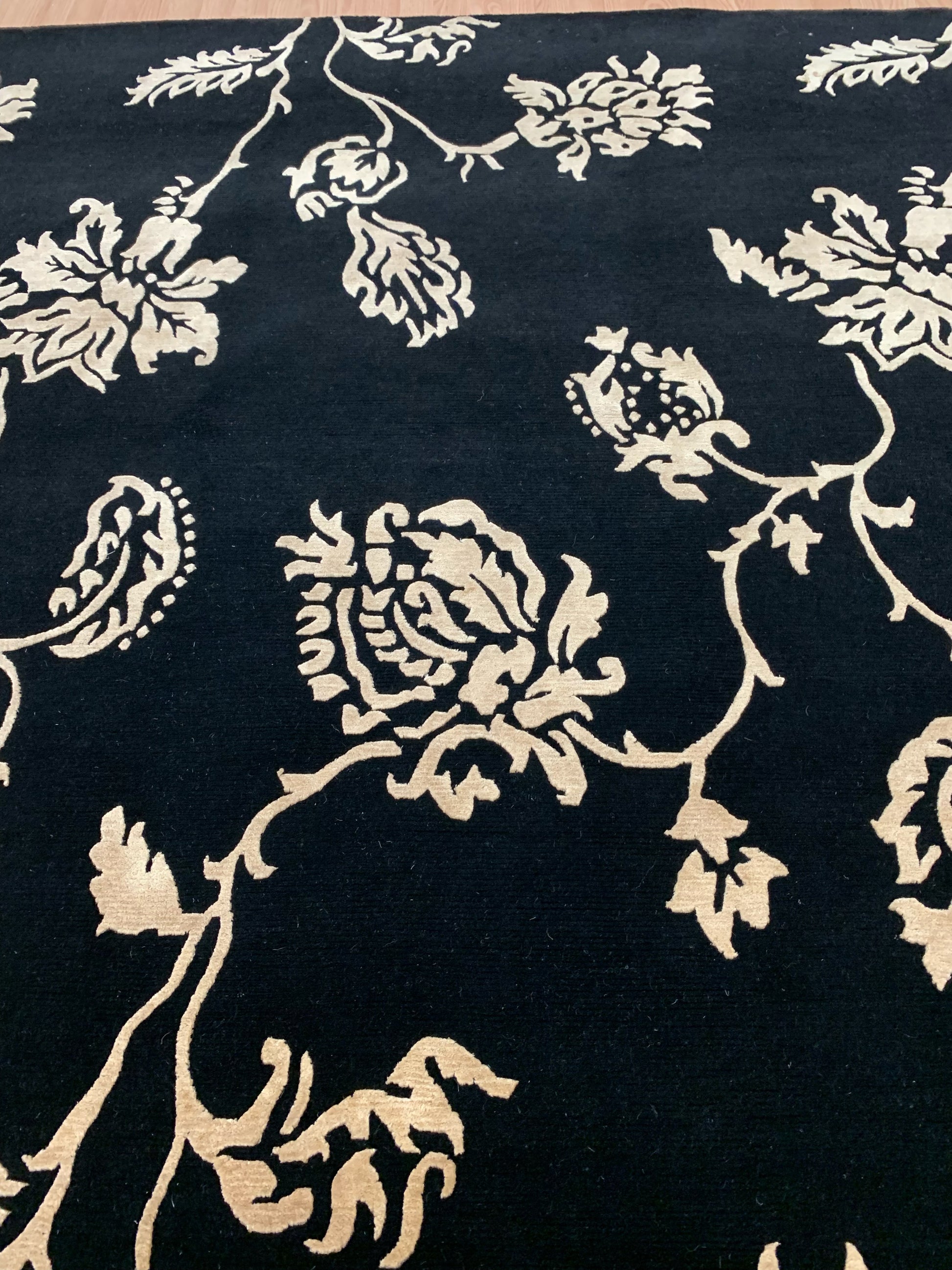 Hand-Knotted Wool and Silk Black/Gold Floral Rug (6'x9')