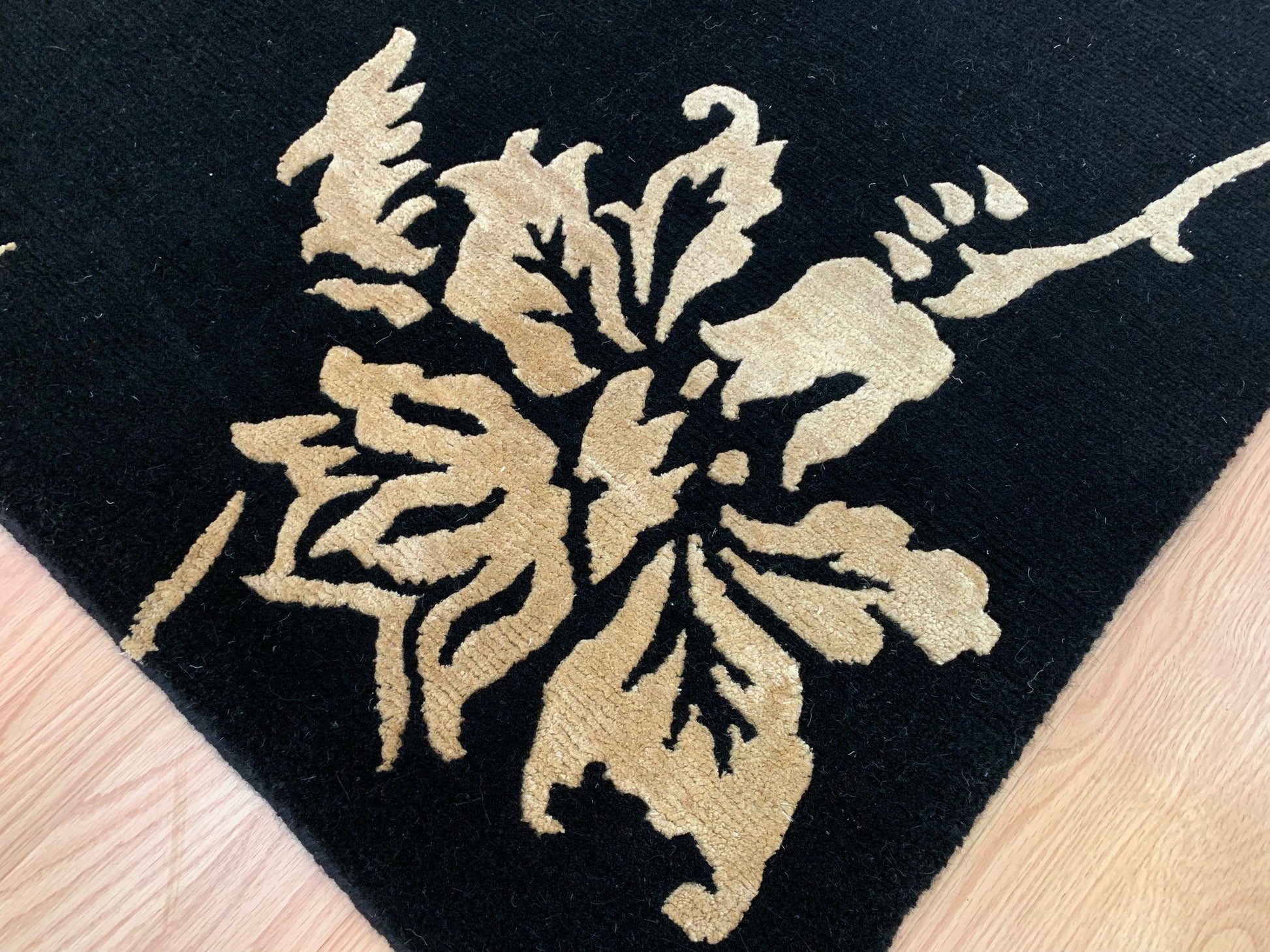 Hand-Knotted Wool and Silk Black/Gold Floral Rug (6'x9')