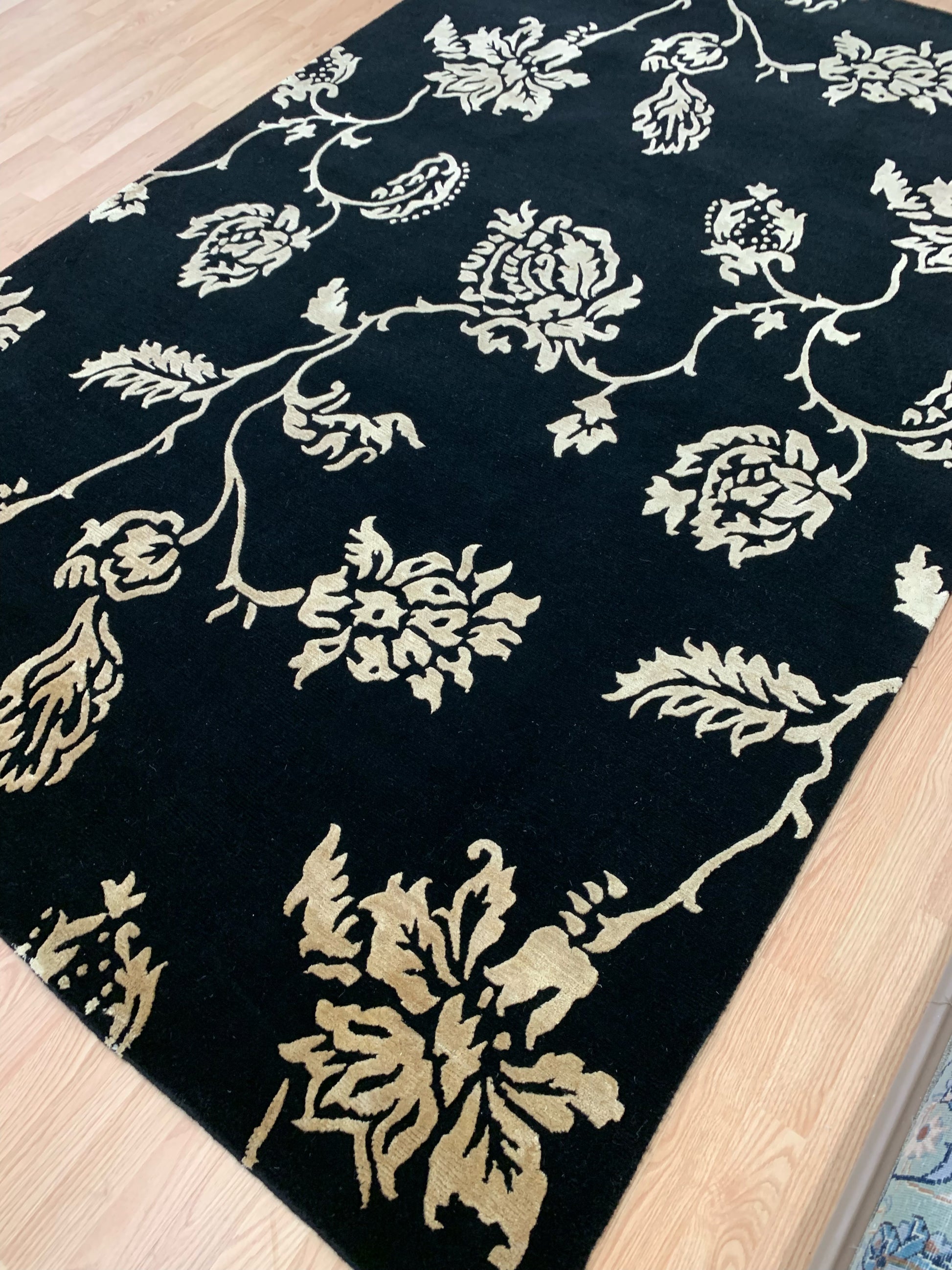Hand-Knotted Wool and Silk Black/Gold Floral Rug (6'x9')
