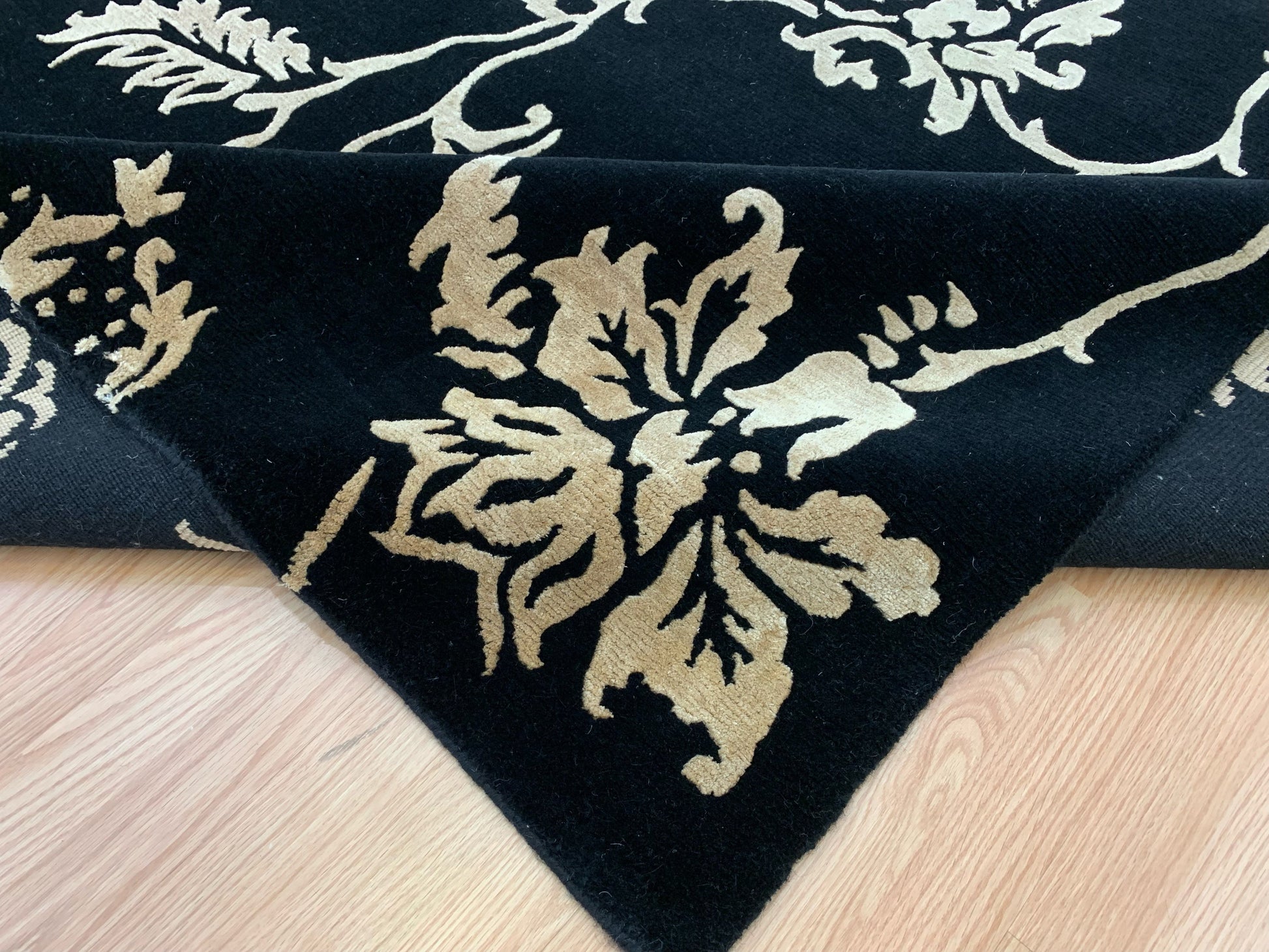Hand-Knotted Wool and Silk Black/Gold Floral Rug (6'x9')