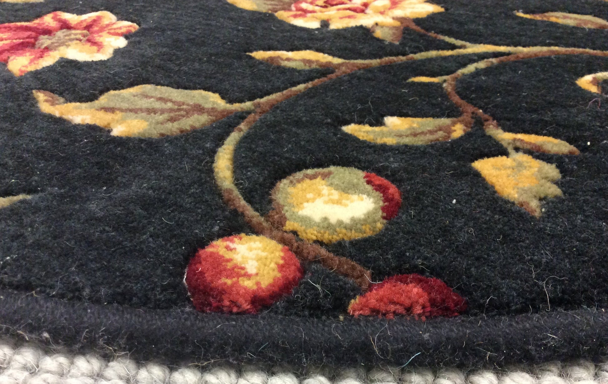 Machine Woven Wool Couristan Black Floral Round Rug (4'Rd)