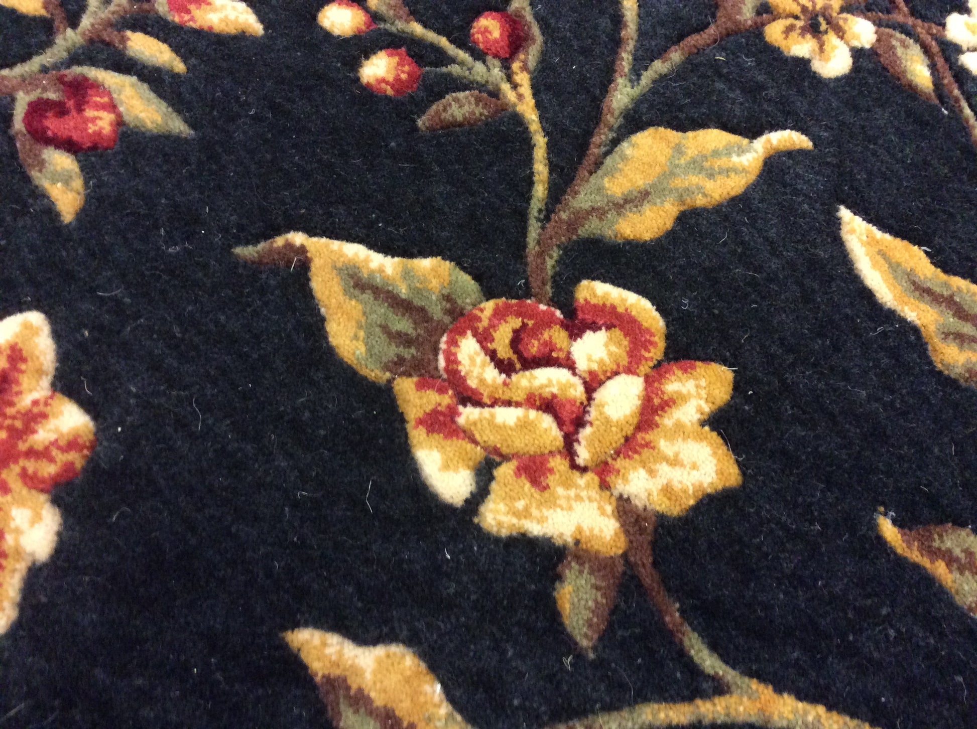 Machine Woven Wool Couristan Black Floral Round Rug (4'Rd)
