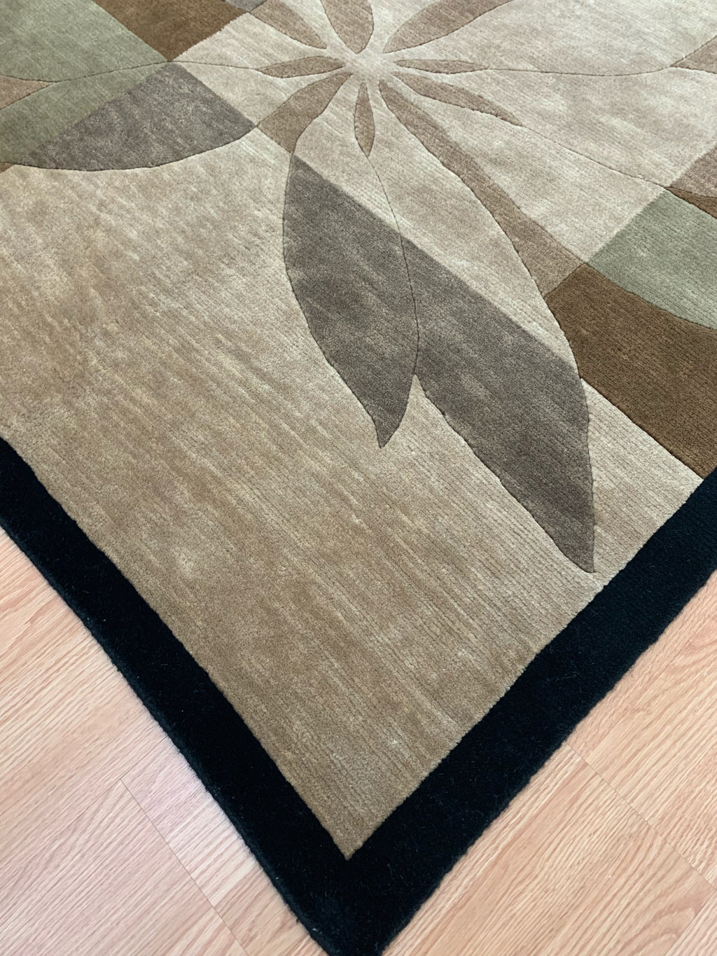 Hand-Knotted Wool Indo Tibetan Deco Flowers Rug (8'1"x 9'11")