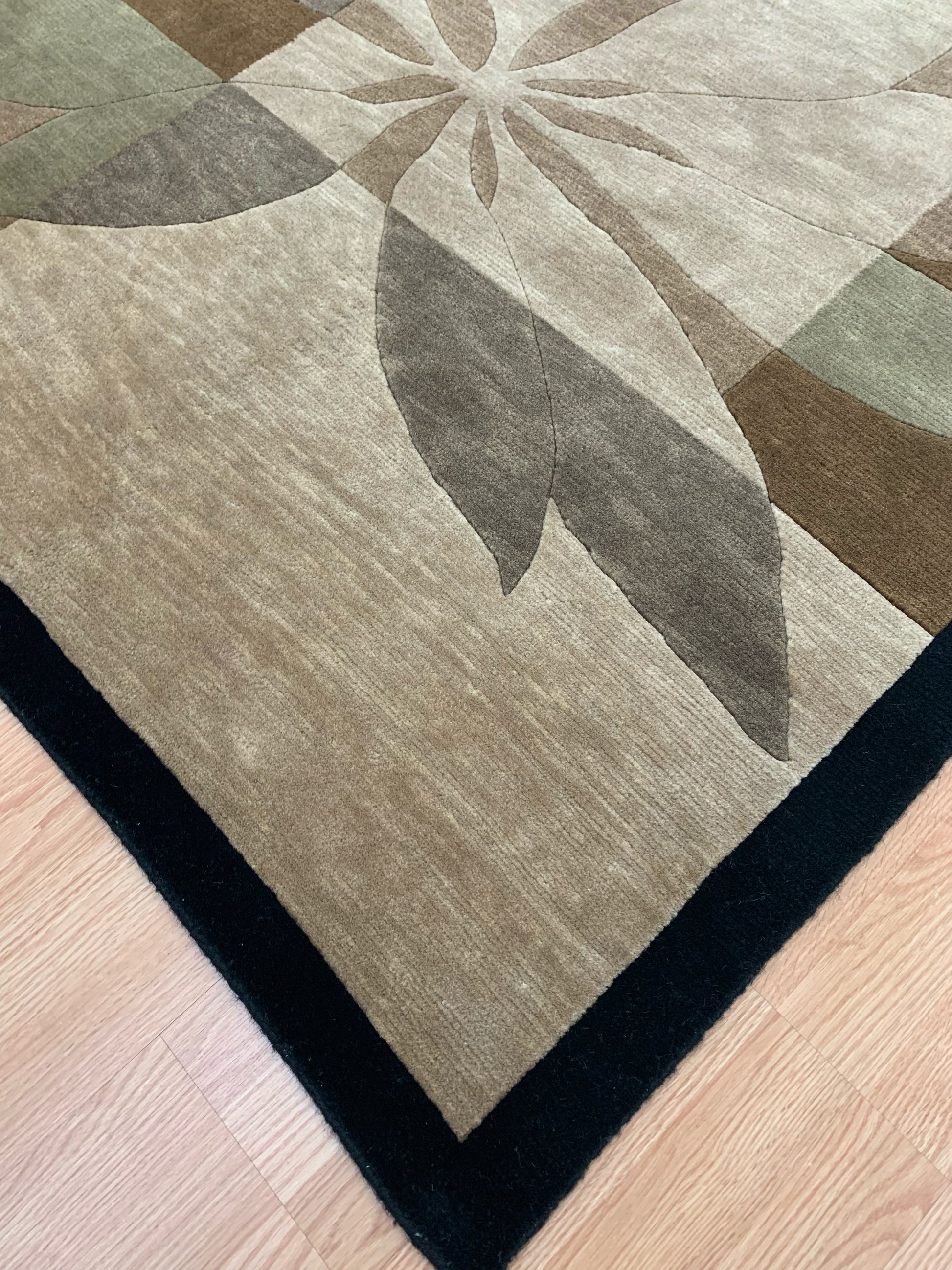 Hand-Knotted Wool Indo Tibetan Deco Flowers Rug (8'1"x 9'11")