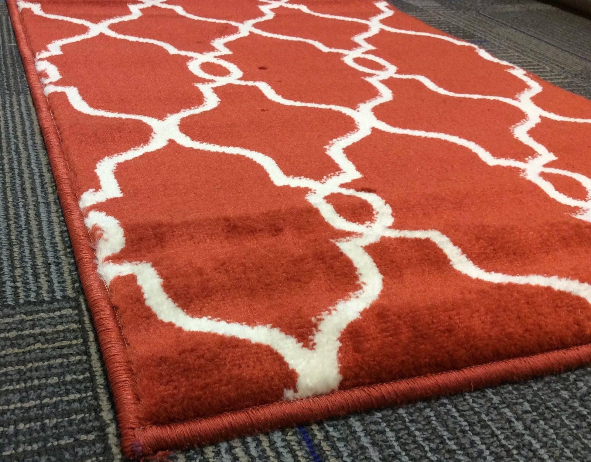 Machine Woven Polypropylene Fire Red Arabesque Rug (2'x3')