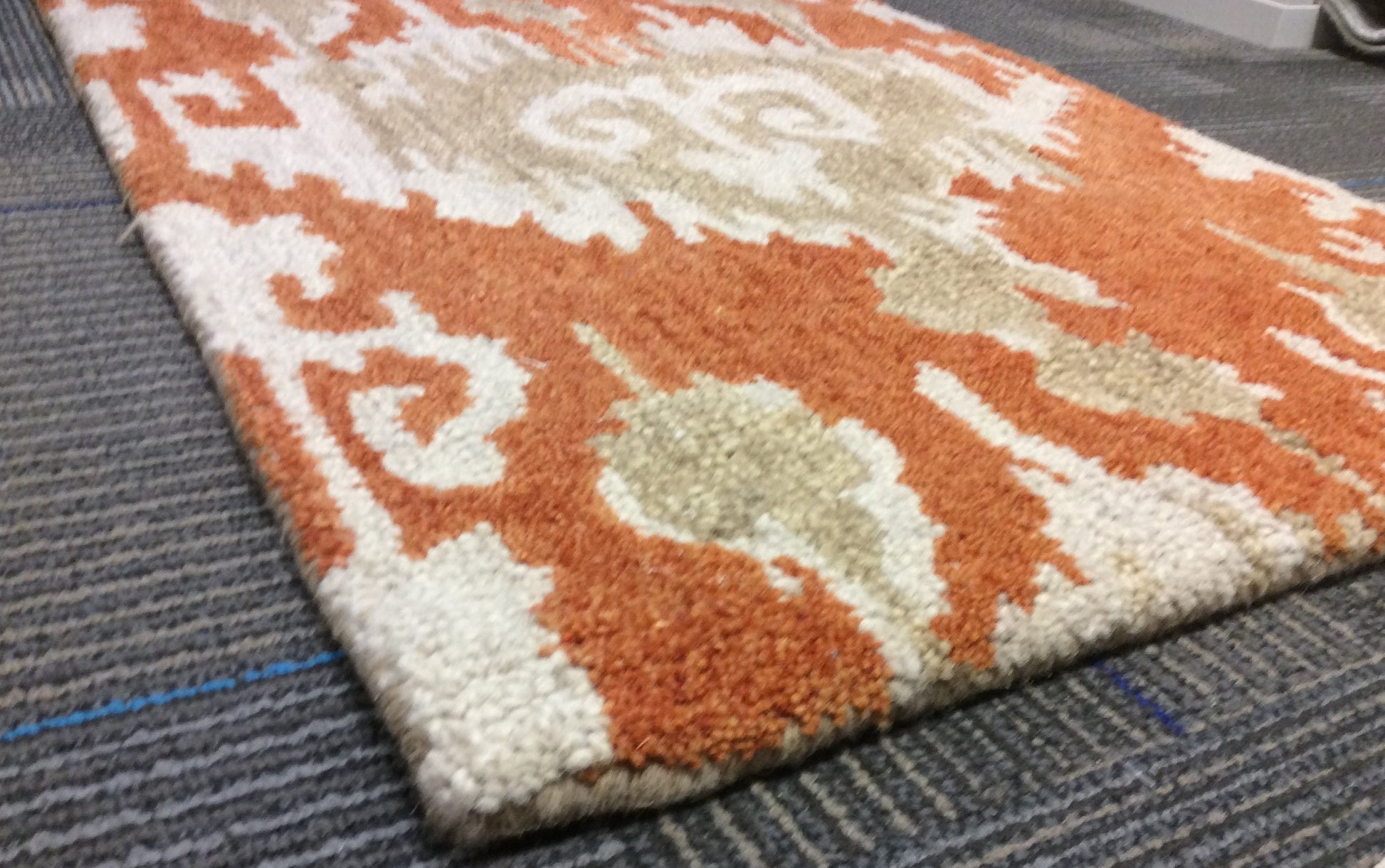 Hand Tufted Wool Rust Ikat Rug (2'x3')
