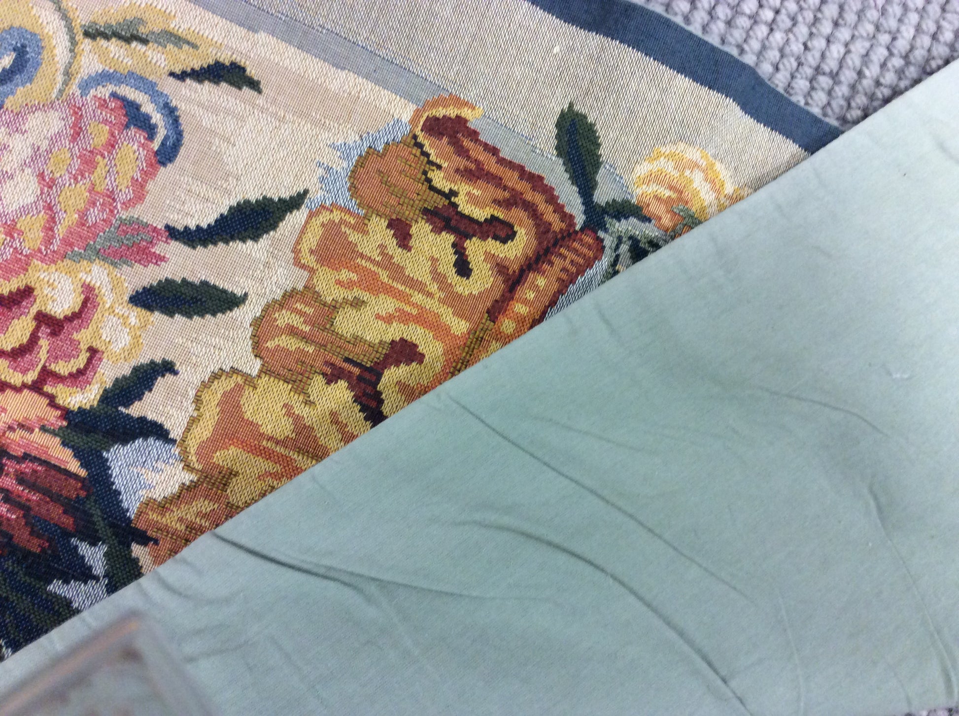 Vintage Ribbon Column Tapestry (19"x69")