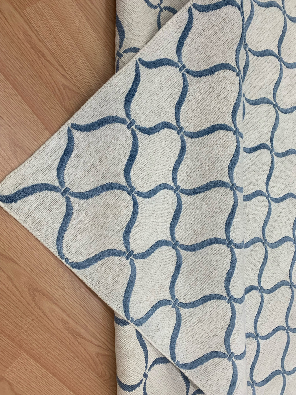 Hand-Knotted Wool & Bamboo Silk White/Blue Arabesque Sumak Rug (7'10"x9'9")