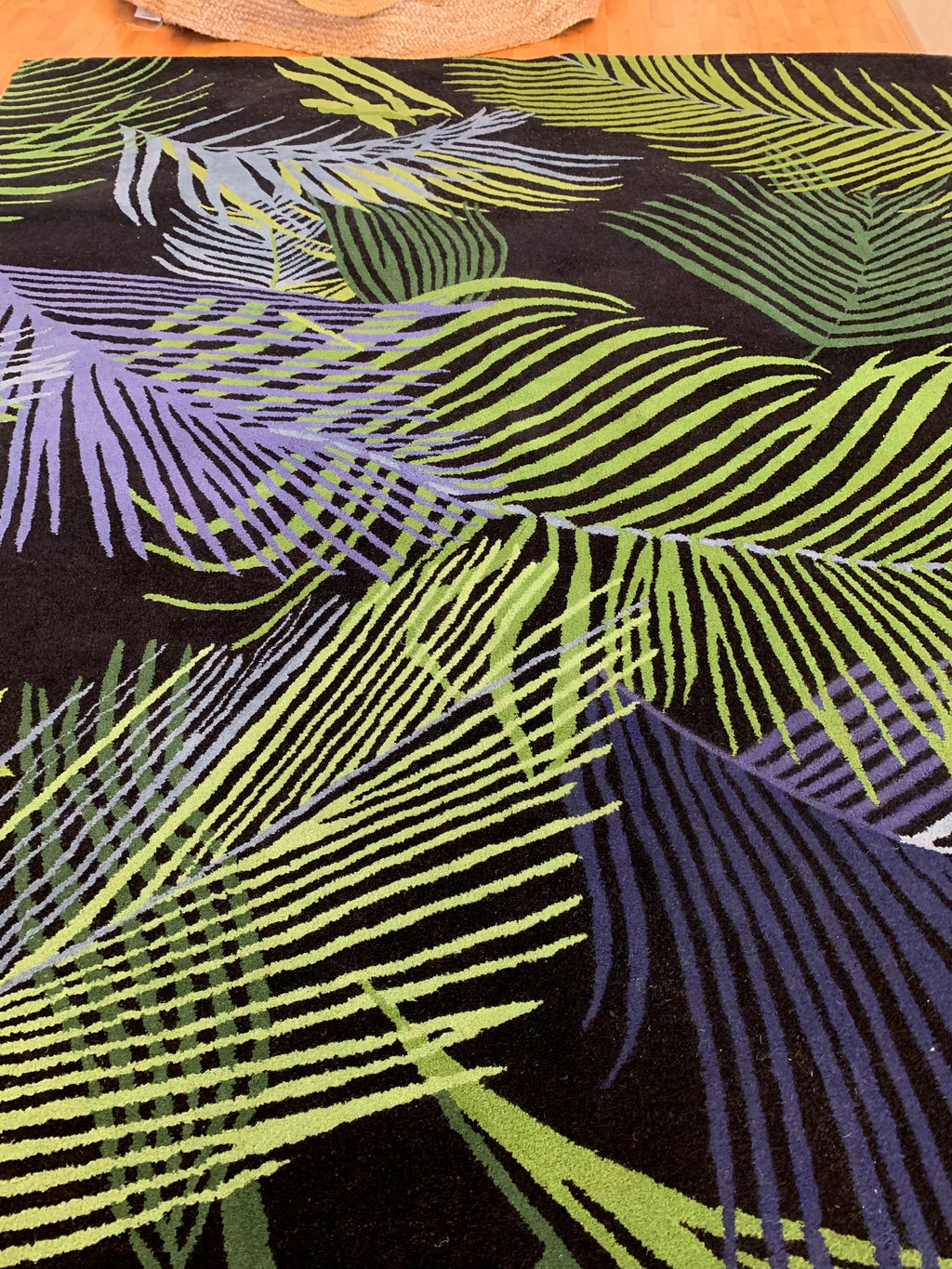 Hand Tufted Wool Black Tropical Fronds Rug (8'x10')
