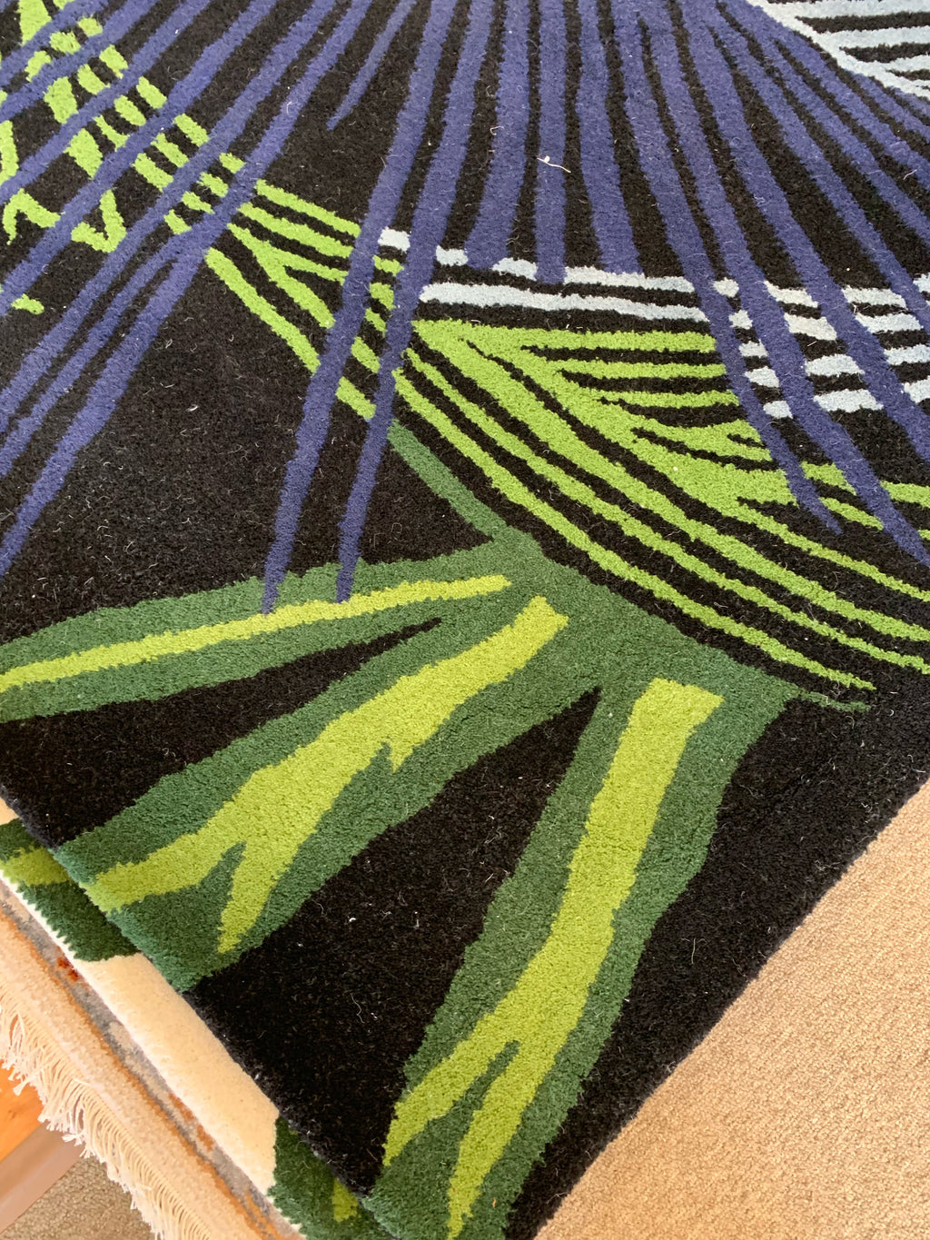 Hand Tufted Wool Black Tropical Fronds Rug (8'x10')